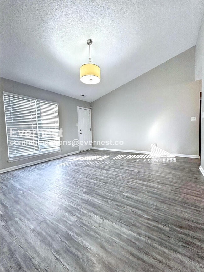 Photo - 2721 Fairstone Ave