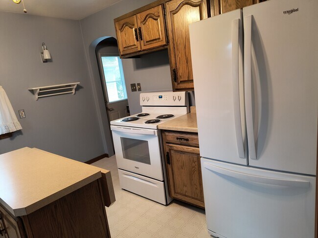 Nice kitchen with island - 2227 23rd St S