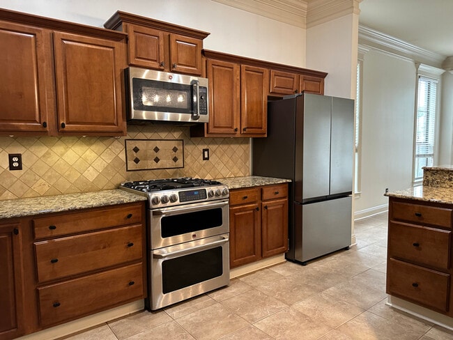 Photo - 1001 Southlake Cir