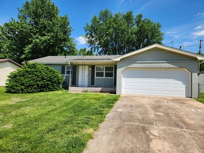 Building Photo - Spacious 3-Bedroom, 1-Bathroom Home AVAILABLE NOW!!