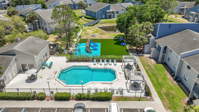Magnífico complejo de apartamentos con una piscina reluciente, una moderna zona de estar y un divertido parque infantil rodeado de exuberante vegetación. - Vista North