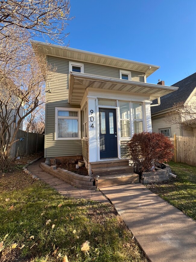 Photo - 904 N 6th Ave E