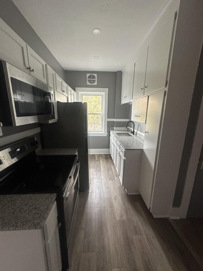 Building Photo - Beautiful two-bedroom home located in Roch... Unit 2