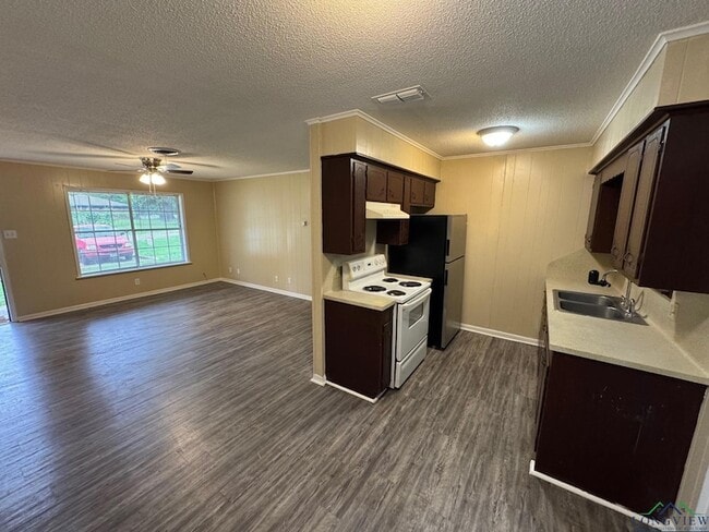 Photo - 605 Circle Dr
