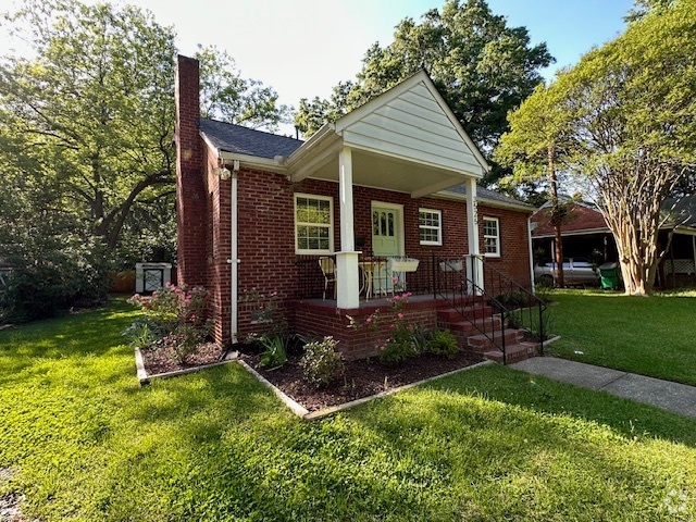 Front of house including porch and lovely yard on quiet cul de sac - 3525 Mathis Dr Rental