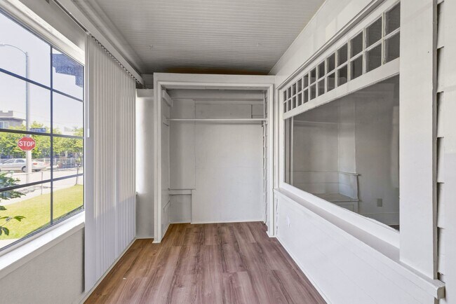 Spacious 1BR + 2.5BA Near USC and DTLA | First Floor Unit