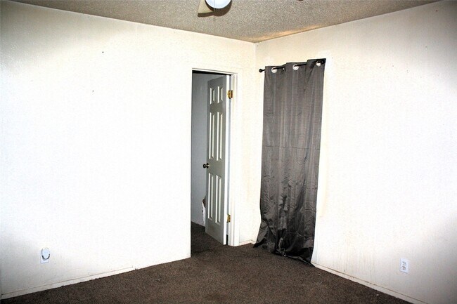 Photo - 423 Waller Dr