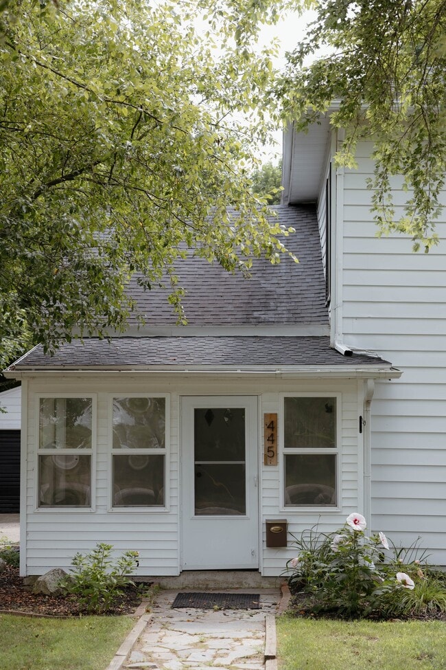 Photo - 445 Jones St