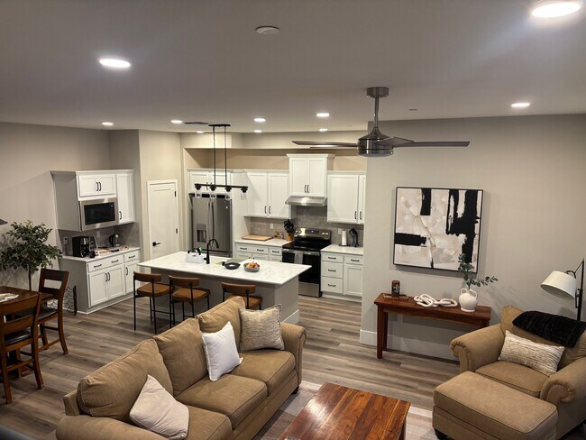 Cocina compartida. ¡Todos los electrodomésticos son nuevos! - 451 Dowitcher Walk