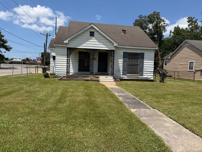 Building Photo - Charming 3 Bed, 1 Bath newly renovated home.