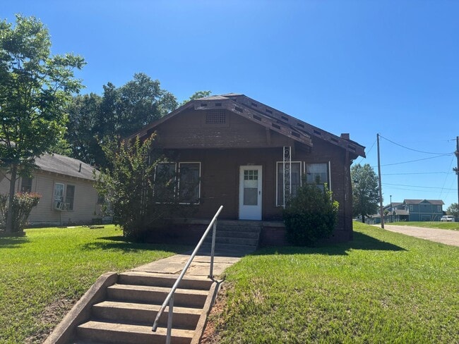 Building Photo - Cute 2 bedroom with natural hardwood floors