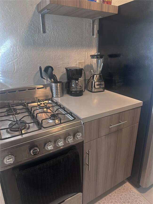 Building Photo - 1265 SW 6th St Unit 14