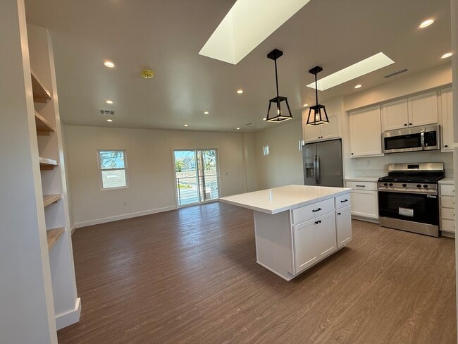 Vista de la entrada - Cocina/Sala de estar - 1809 Lake St