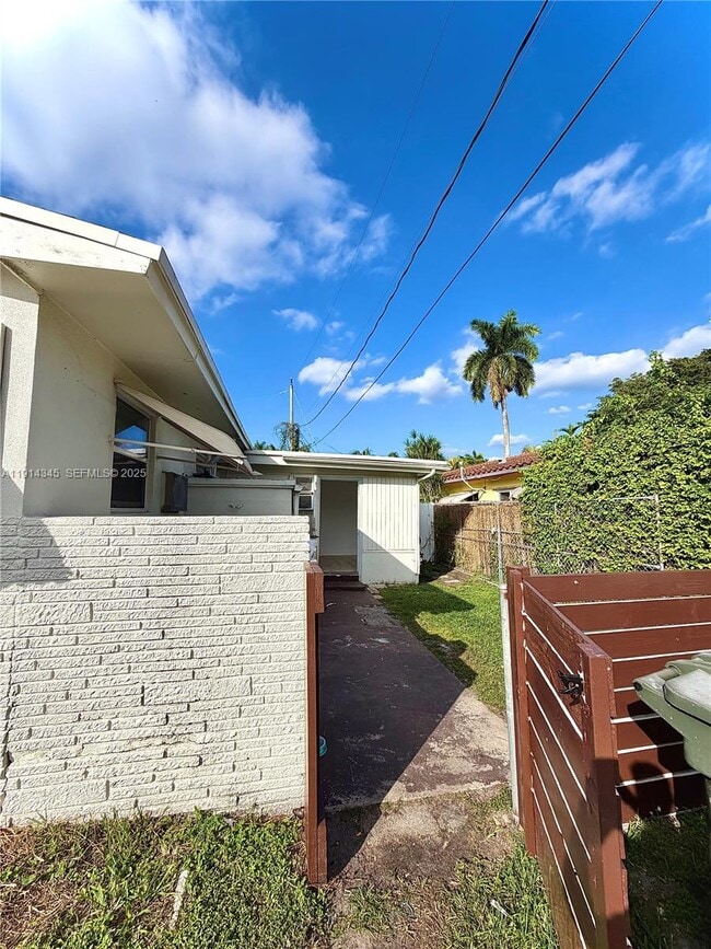 Building Photo - 224 SW 10th St Unit 1