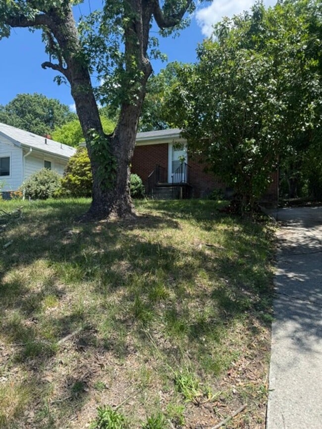 Building Photo - 2 Bedroom, 1 bathroom house
