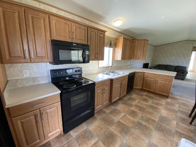 Photo - 920-121 121 Ave Unit Trailer