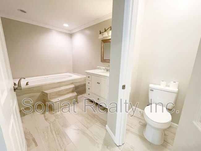 Photo - 1876 Mirabeau Ave