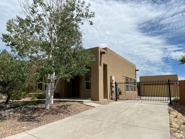 Building Photo - Charming Southwest Living Near Santa Fe Co... Rental