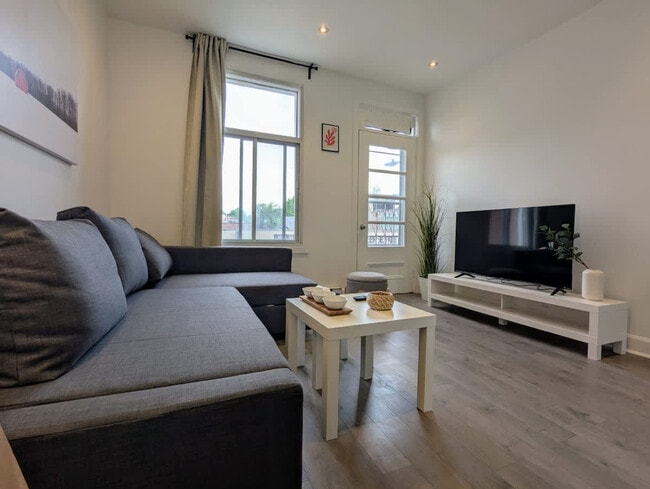 Building Photo - 4006 Rue Hochelaga