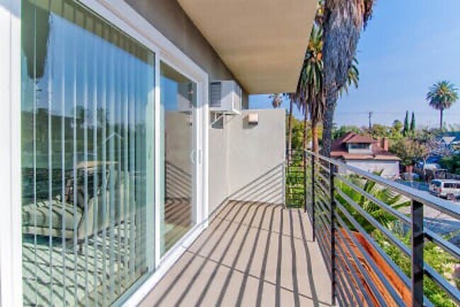 570 N Los Robles Ave