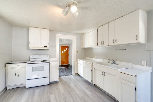 Photo - 491 Allyn St Unidad #1