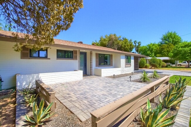 Photo - 1402 W Berridge Ln