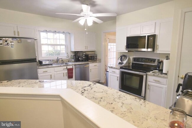 Photo - 10277 Gainsborough Rd