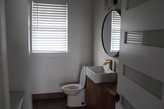 Photo - RENOVATED 3 Bedroom 1 bathroom home in Glenview!