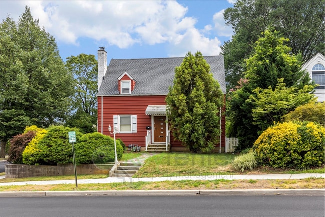 Building Photo - Bright 2BR/1BA Apartment with Private Entr...