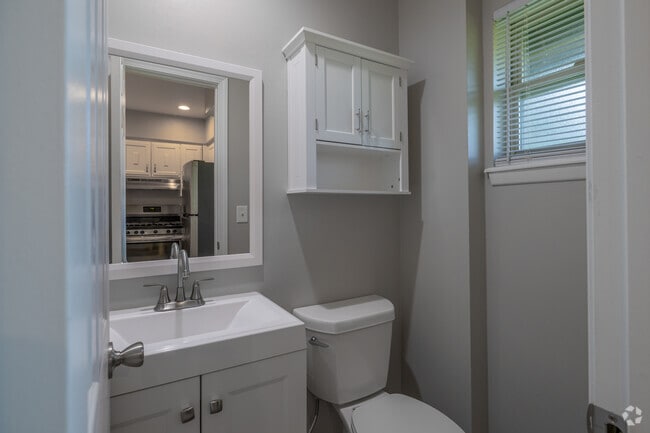 2BR, 1.5BA - 955SF - Half Bathroom
