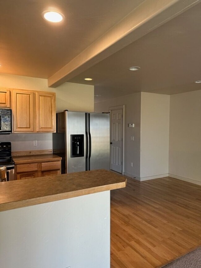 Building Photo - 923 Saxon Way Unit B