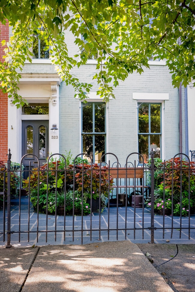 Building Photo - 323 C St SE Unit Basement Studio