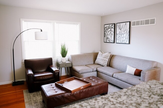 Spacious 3 Bedroom, 2 Bath Duplex with Att... - Spacious 3 Bedroom, 2 Bath Duplex with Att... House