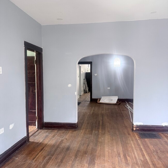 Photo - 6833 S May St