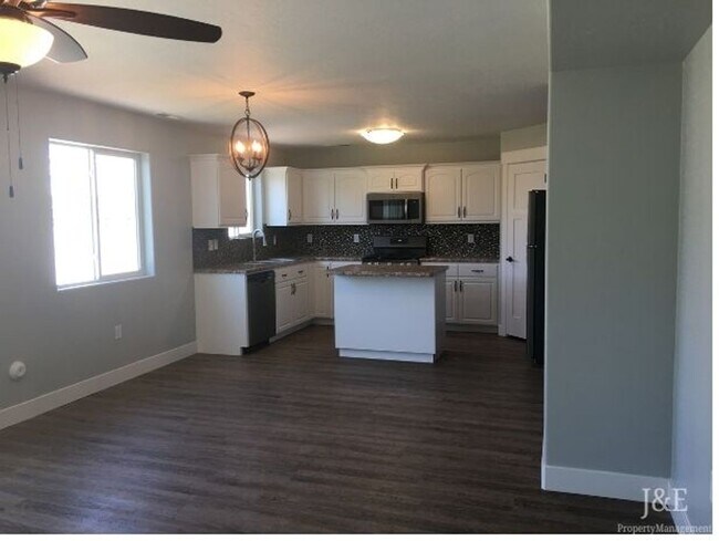 Photo - 537 W 2150 N