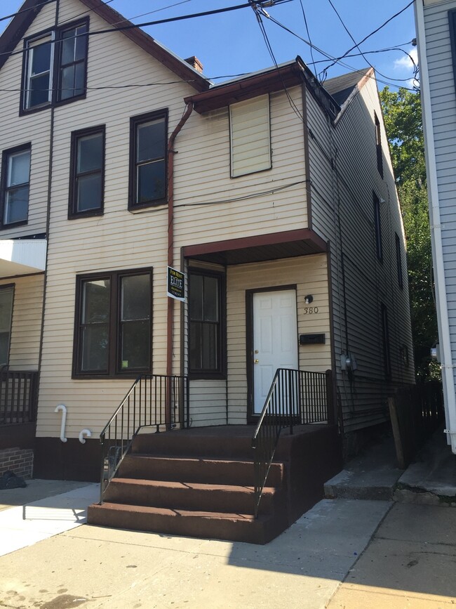 Building Photo - 3 Bedroom 2 Bath with Yard -York City SD