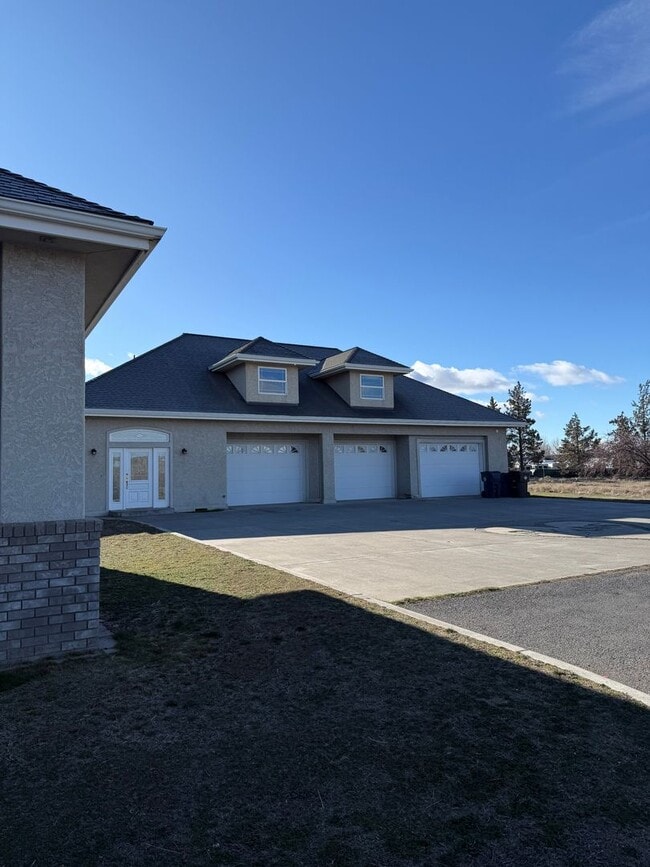 Photo - Spacious Redmond Estate on 14 Acres – 4,300+ Sq Ft, Pastures, 4-Car Garage