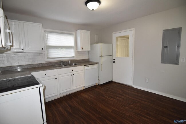 Photo - 411 Ewing St NW