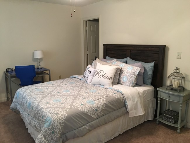 King or queen sized bedrooms - 116 Michael Dr Apartment Unit 116