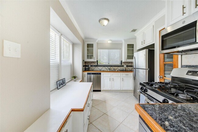 Building Photo - 5255 Beaverbrook Dr