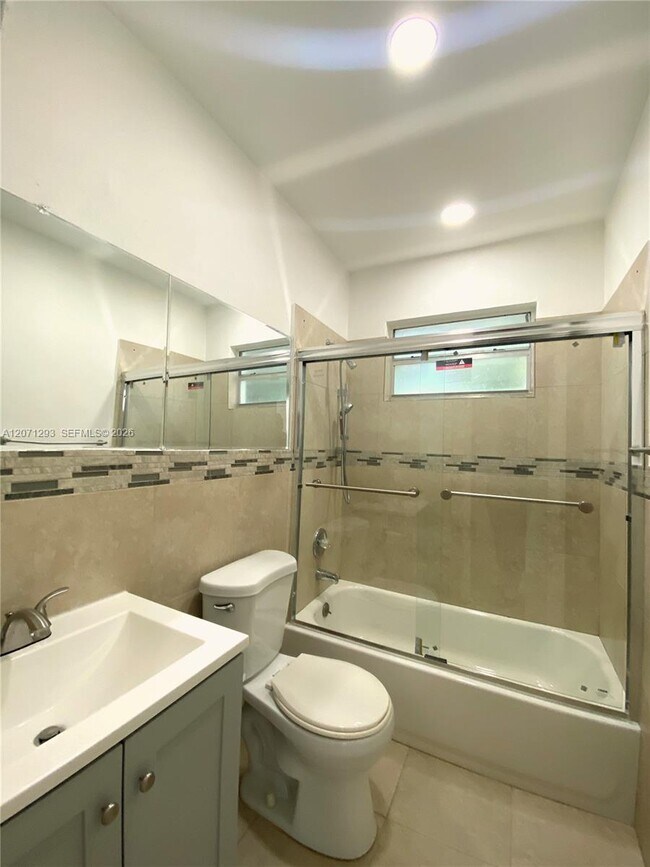 Photo - 120 NE 55th St Unidad 2
