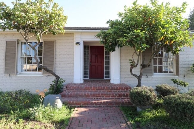 Building Photo - Beautiful Carriage District Rental