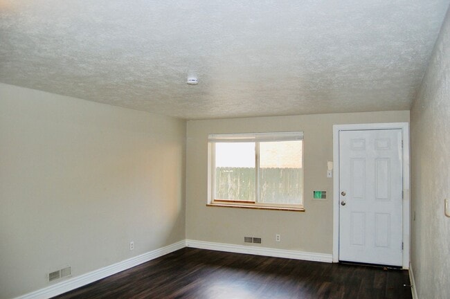 Photo - Updated 3Bedroom-In-Unit Laundry-$1,000 Move-In credit Unit #1179