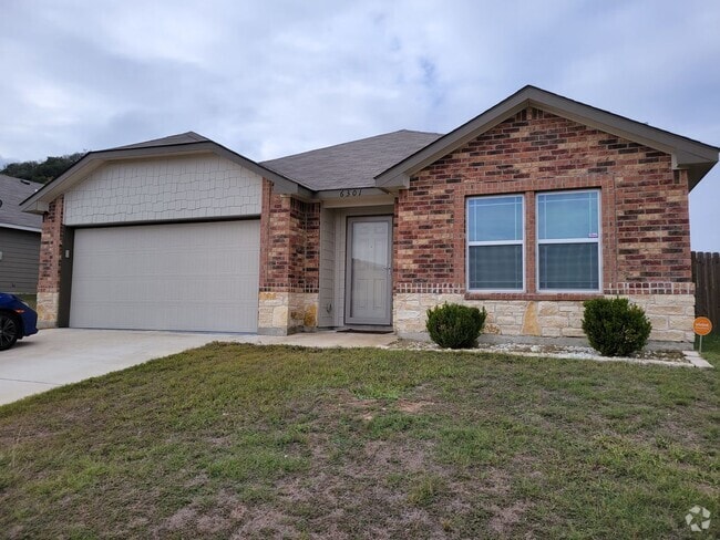 Building Photo - Open floor plan & small pets allowed! 3BD/... Rental