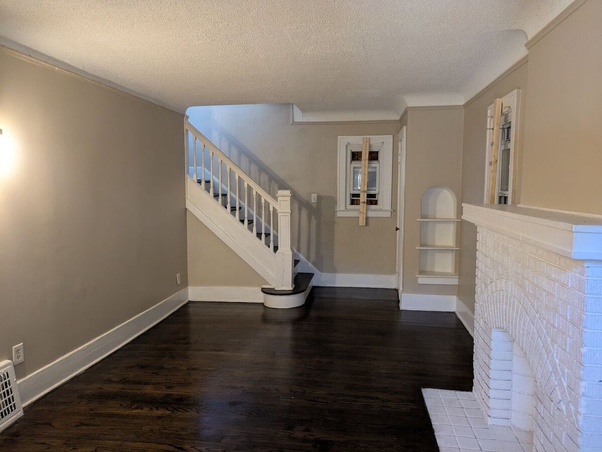 Photo - 3BR Colonial - Hardwoods/Decorative Fireplace - Detroit - 48204