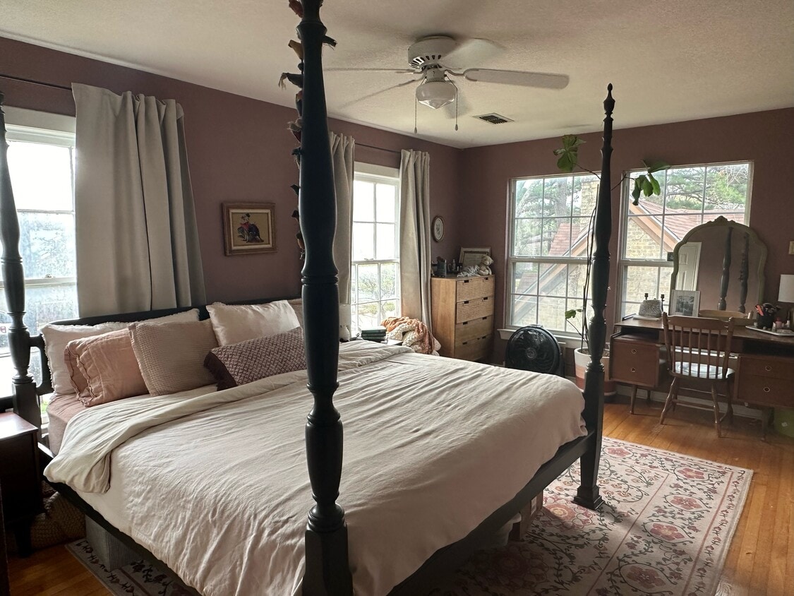 Front bedroom facing Bell Ave. 940-383-2500 - 2019 N Bell Ave (Denton, TX)
