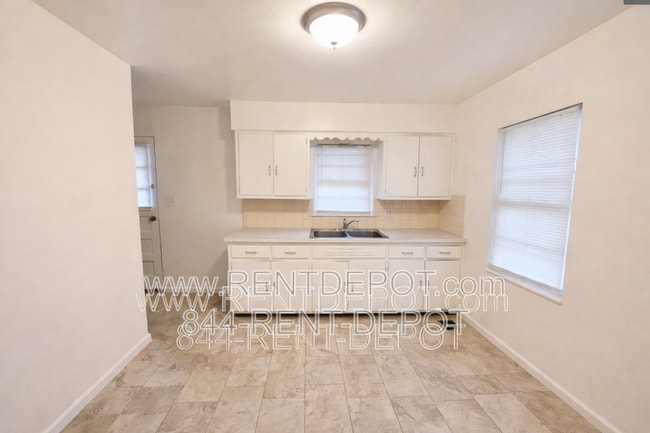 Photo - 1528 SE Riverside Dr