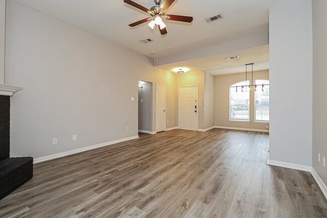 Photo - 113 Oak Hollow Ln