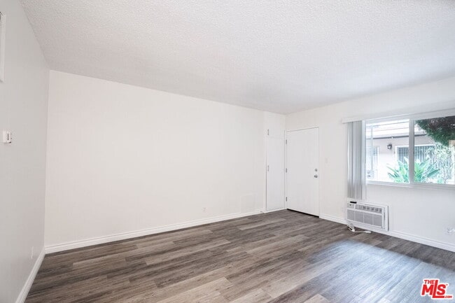 Photo - 13343 Victory Blvd Unit 2