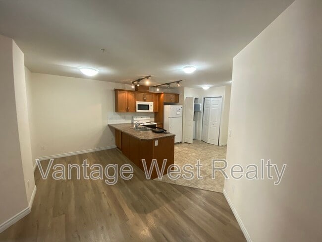 Photo - 598-598 Sutherland Ave
